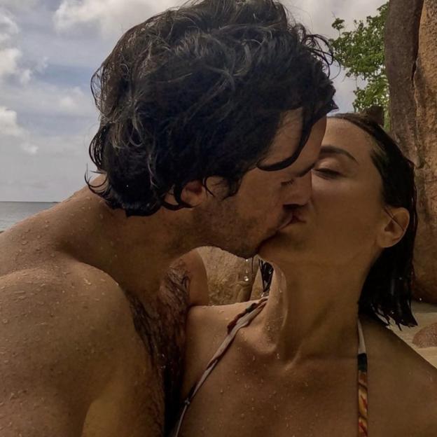 Otra toma del beso playero entre Tamara Falcó e Íñigo Onieva. 