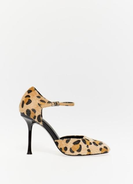 Zapatos con estampado de leopardo de Sfera (35,95 euros)