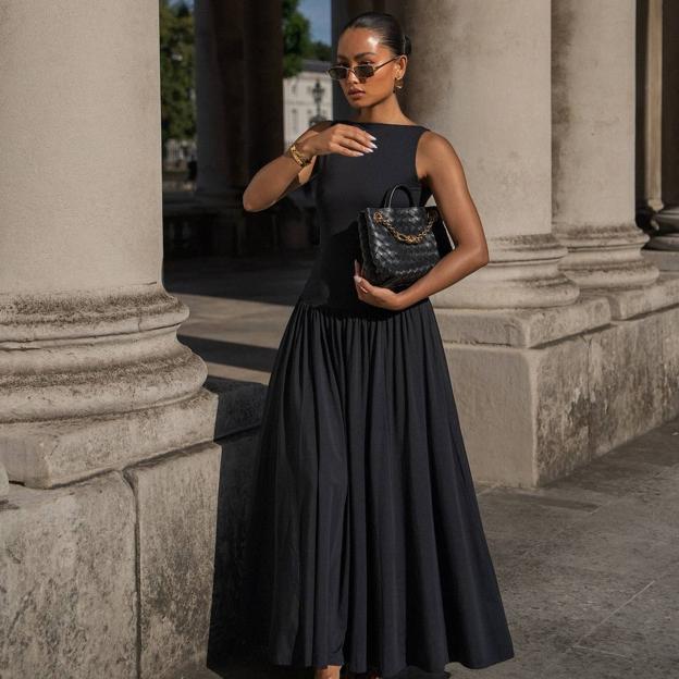 Esta temporada llevarás la tendencia de los vestidos negros con vuelo que enamoran a las mujeres más sofisticadas