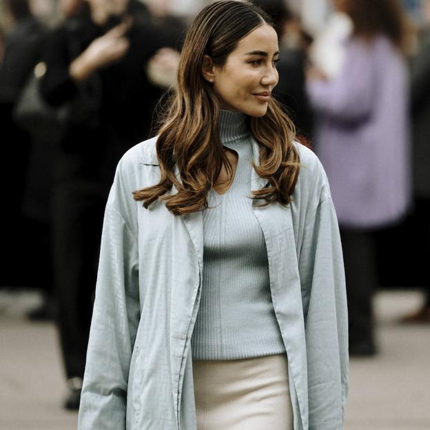 Influencer con peinado con ondas bonito