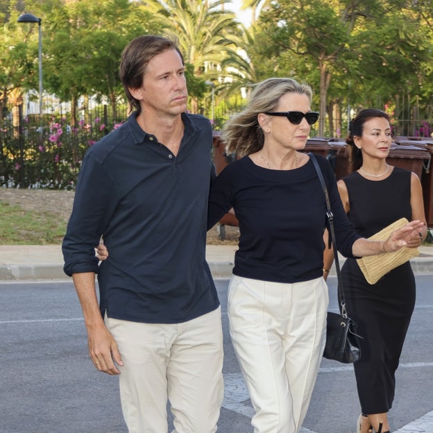 Felipe Cortina con su madre Miriam Lapique en el funeral de Carlos Goyanes. 