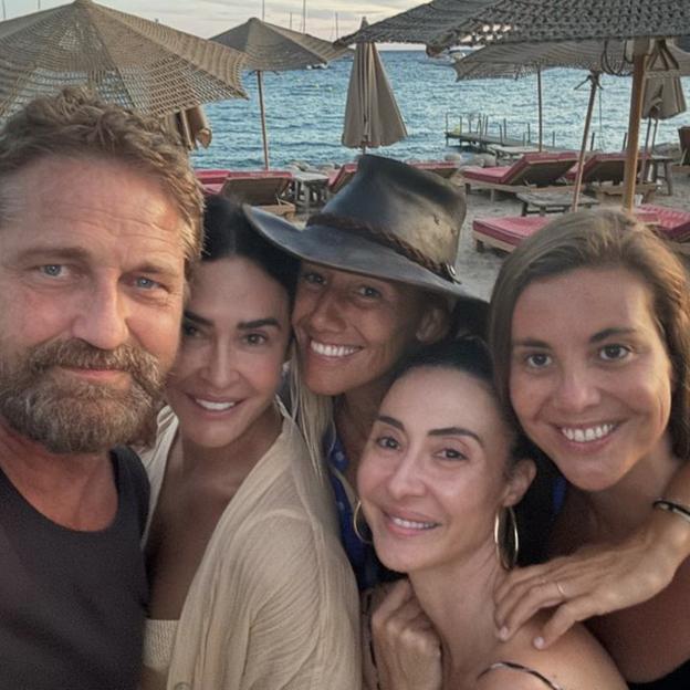 La foto fan de Vicky Martín Berrocal y amigas con el actor Gerald Butler, en Ibiza. 