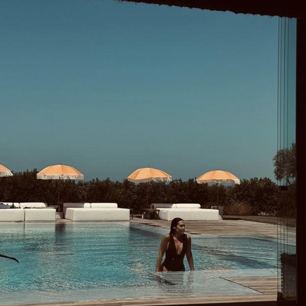 La increíble piscina de la casa en El Palmar donde Vicky Martín Berrocal inició sus vacaciones. 