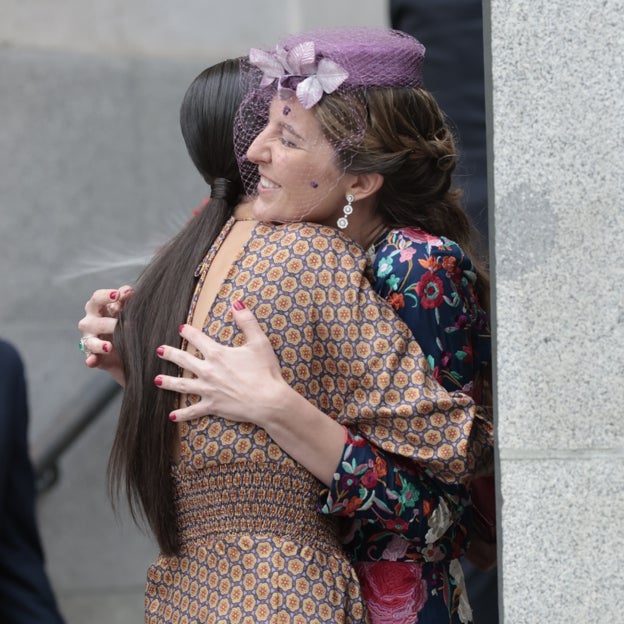 El barazo de las dos Victorias en la boda de Teresa Urquijo. 