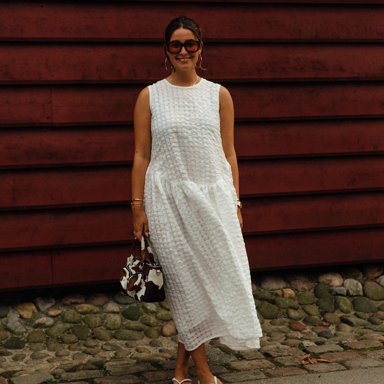 Los vestidos blancos más versátiles por si tienes un bautizo en septiembre