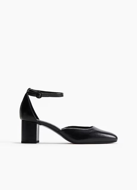 Zapatos negros de H&M (29,99 euros euros)