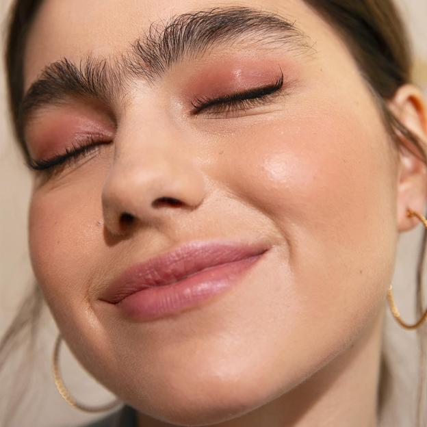Un maquillaje efecto natural con el colorete 503 de 3INA.