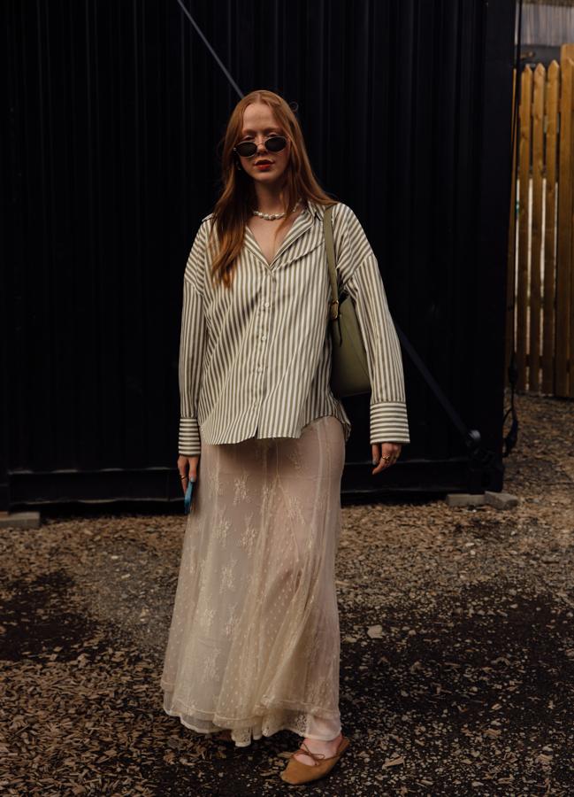 Look con camisa y falda para ir a la oficina.