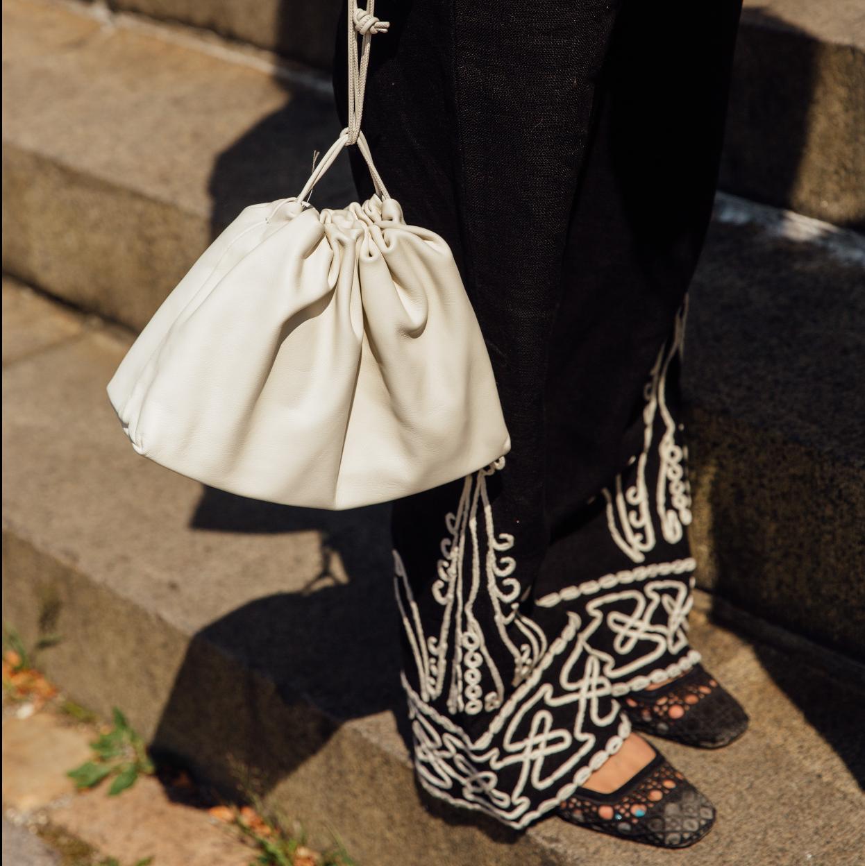 Bolso blanco de street style./LAUNCHMETRICS SPOTLIGHT