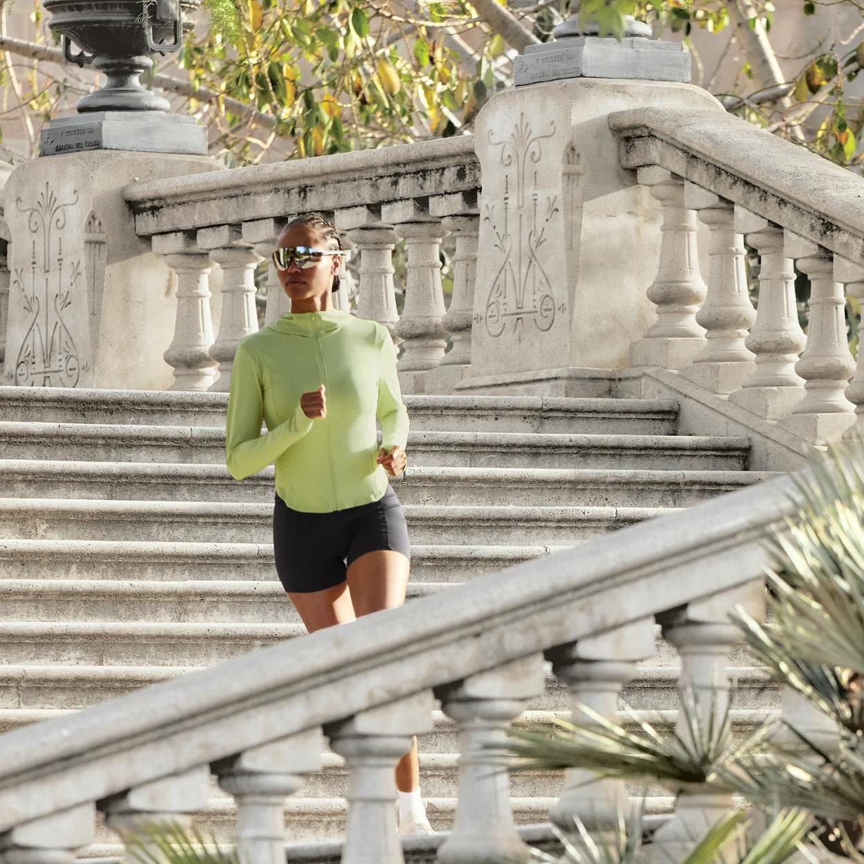 Mujer haciendo ejercicio al aire libre. /INSTAGRAM @OYSHO