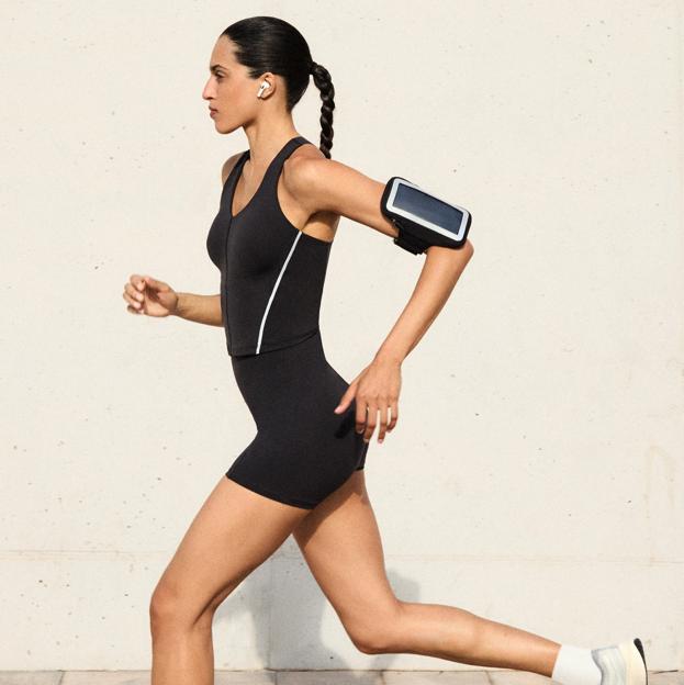 Mujer haciendo el método 80/20 para correr. 