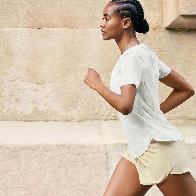 Mujer corriendo por la ciudad. 