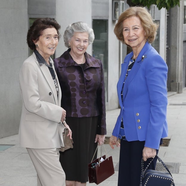 Paloma O'Shea, la reina doña Sofía y la princesa Ana de Orleans en la inauguración de una exposición de acuarelas de la duquesa viuda de Calabria.