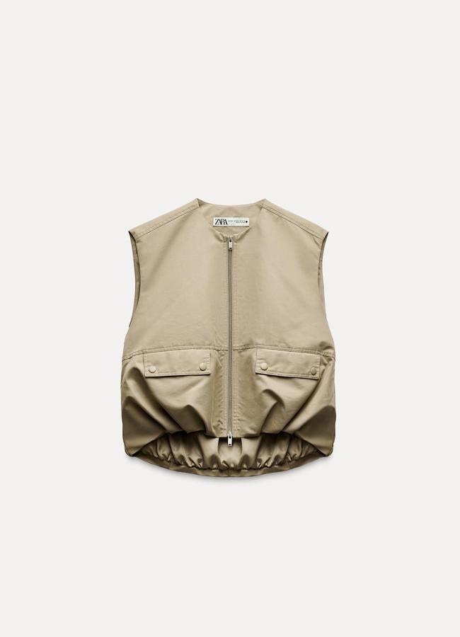 Chaleco oversize en beige de Zara.