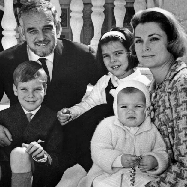 Rainiero y Grace Kelly, junto a sus tres hijos.