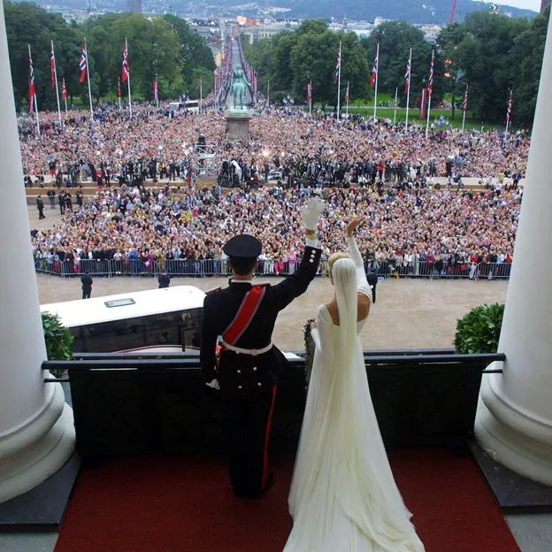 Haakon de Noruega y Mette-Marit saludan al público noruego tras la boda. .