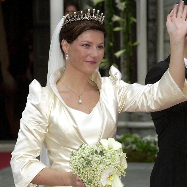 Dos tiaras y dos bodas: el significado oculto del look nupcial de la princesa Marta Luisa de Noruega