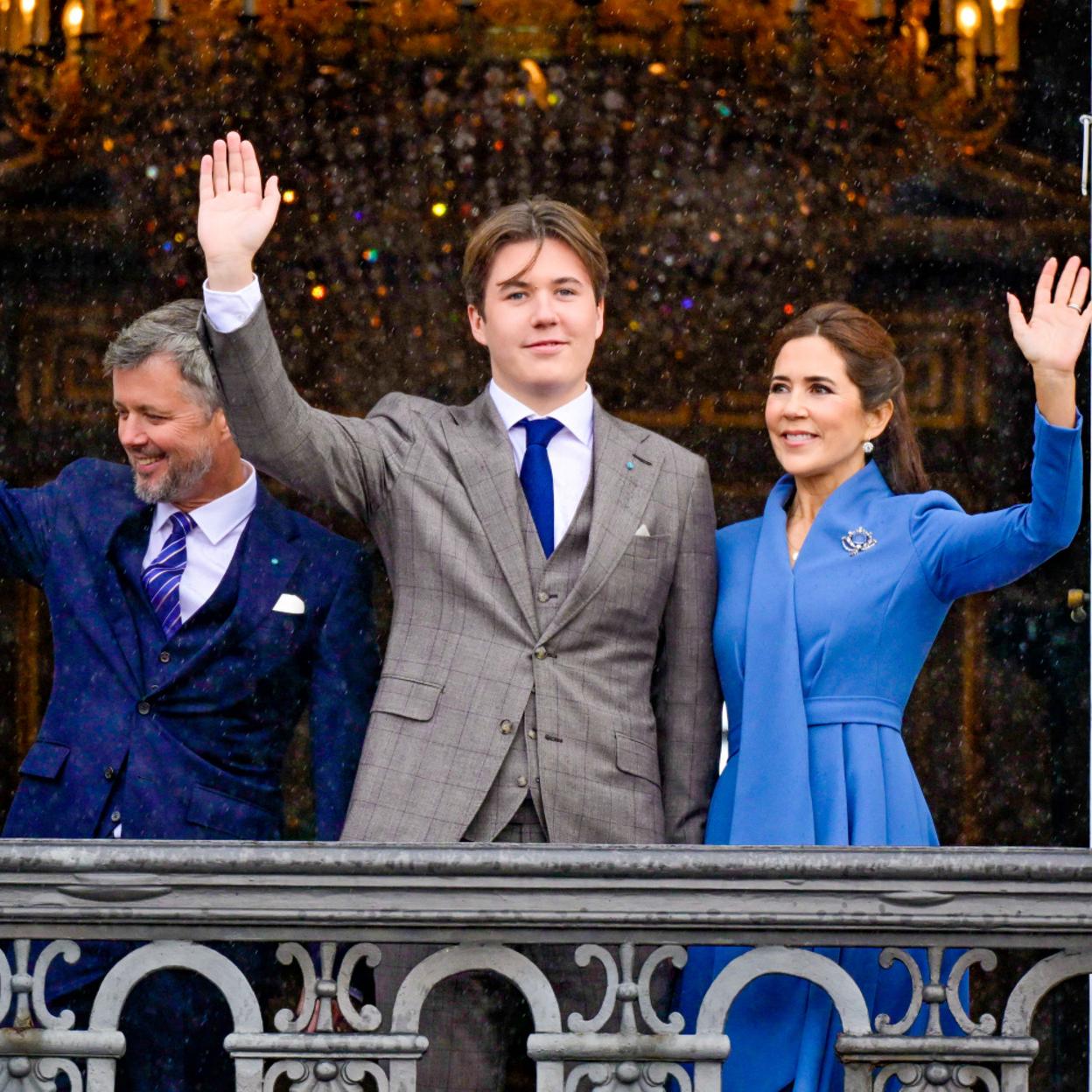 El príncipe Christian de Dinamarca saluda junto a sus padres, Federico y Mary de Dinamarca. /gtres