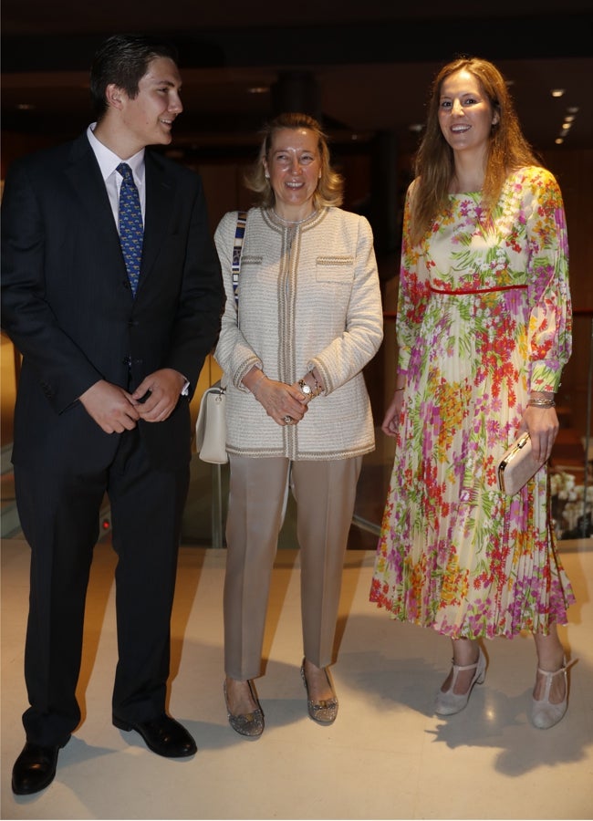 Cristina de Borbón-Dos Sicilias, acompañada de sus hijos Pedro y Victoria, luce una chaqueta de tweed y pantalón de vestir. Gtres.