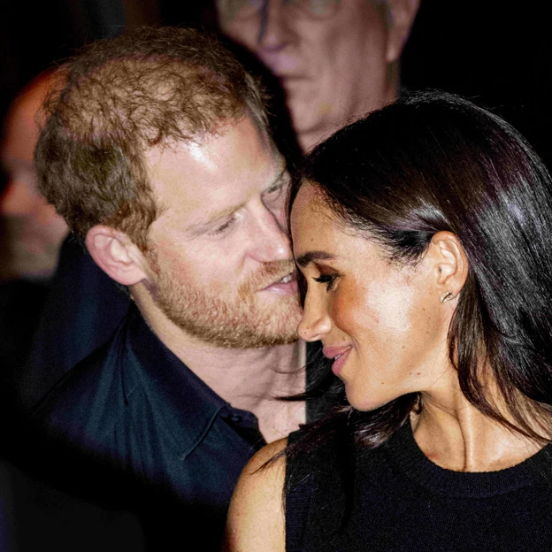 Harry y Meghan. en un gesto muy cariñoso. 