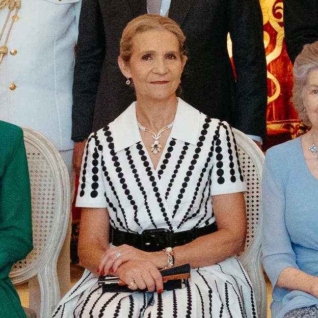 La infanta Elena, la mejor vestida en la boda de Victoria López-Quesada con un bonito vestido camisero bicolor