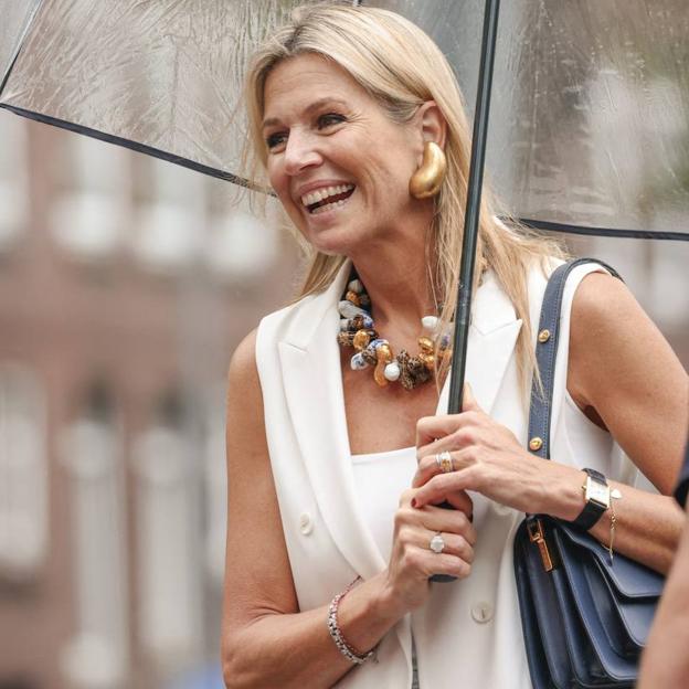 Máxima de Holanda con un collar de piedras.