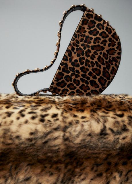 Bolso con estampado de leopardo de Sfera (49,95 euros)