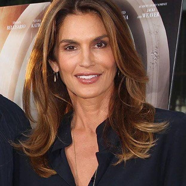 Cindy Crawford con corte de pelo mariposa