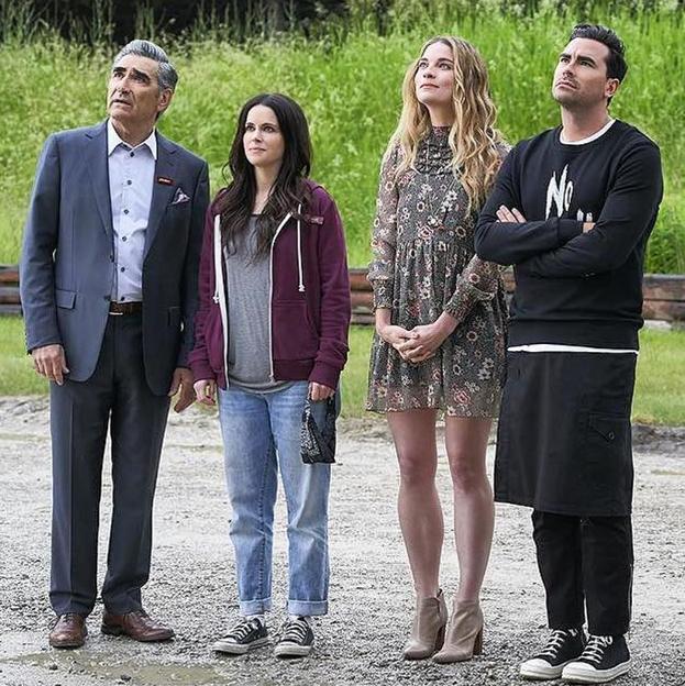 Eugene Levy, a la izquierda, y Dan, a la derecha, junto a Emily Hampshire y Annie Murphy en una imagen de Schitt's Creek.