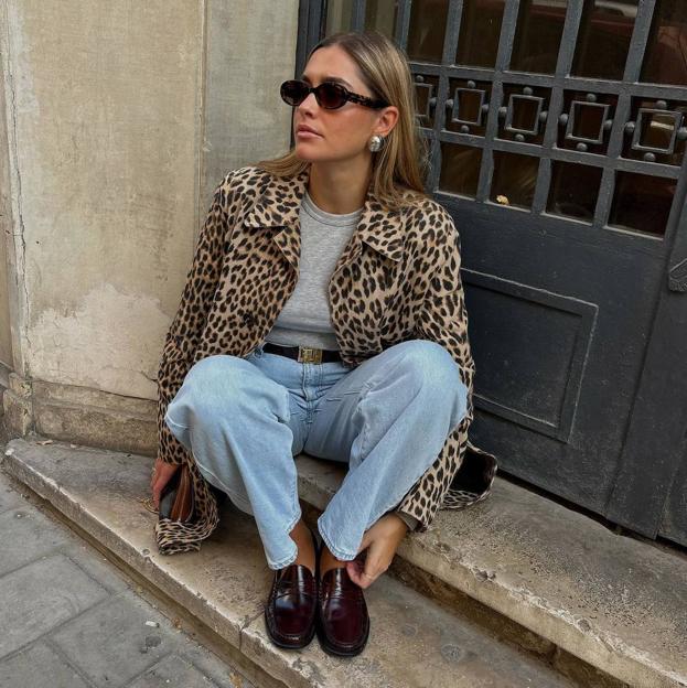 Las cazadoras animal print son la moda viral que mejorará tu look con vaqueros