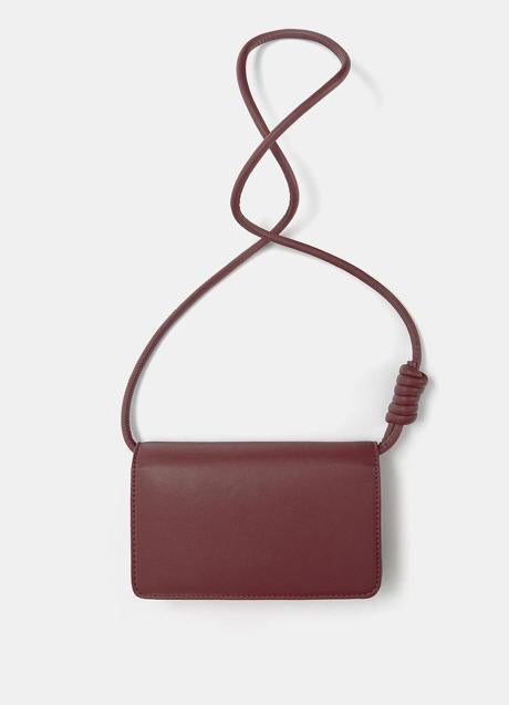 Bolso burdeos de Pull & Bear (12,99 euros)