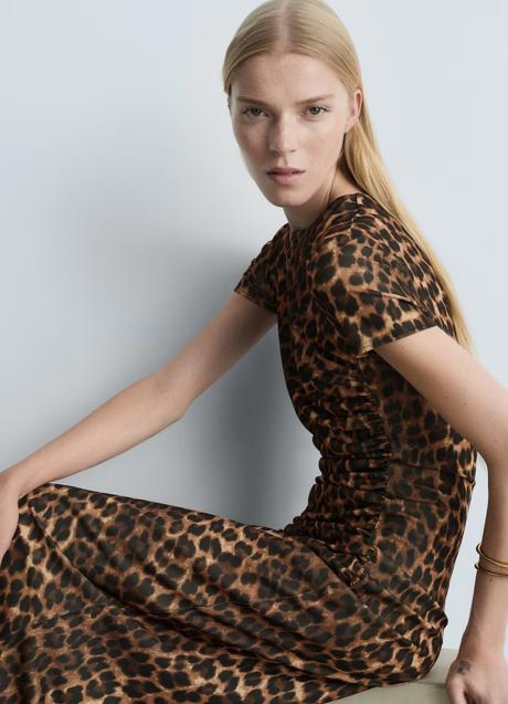 Vestido con estampado de leopardo de Mango (29,99 euros)