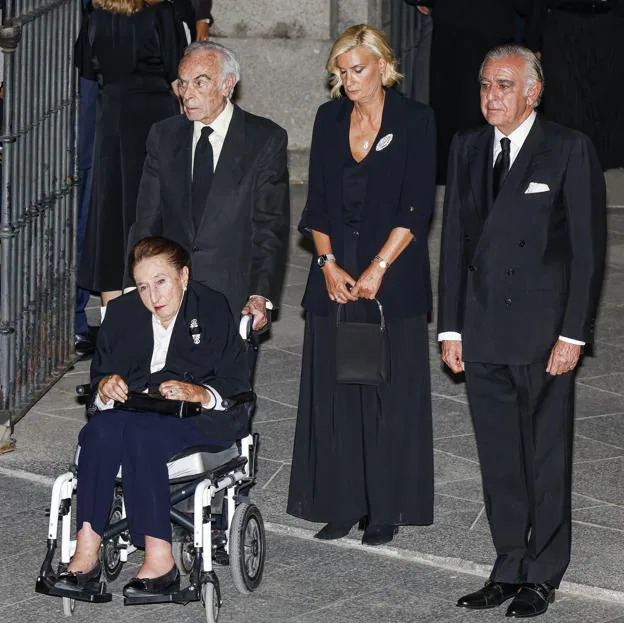 La infanta Margarita estuvo arropada por su marido y sus hijos en el funeral de su sobrino Juan Gómez-Acebo. 