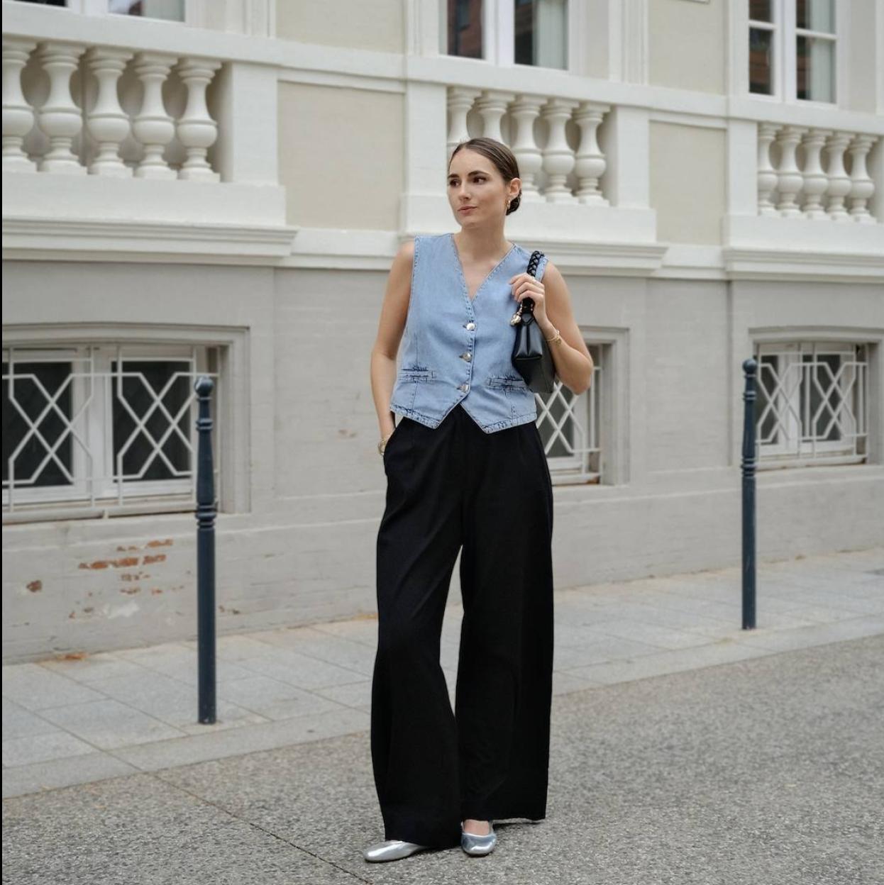 Influencer con chaleco de vestir en look casual elegante/@LETTRESDEROMANCE