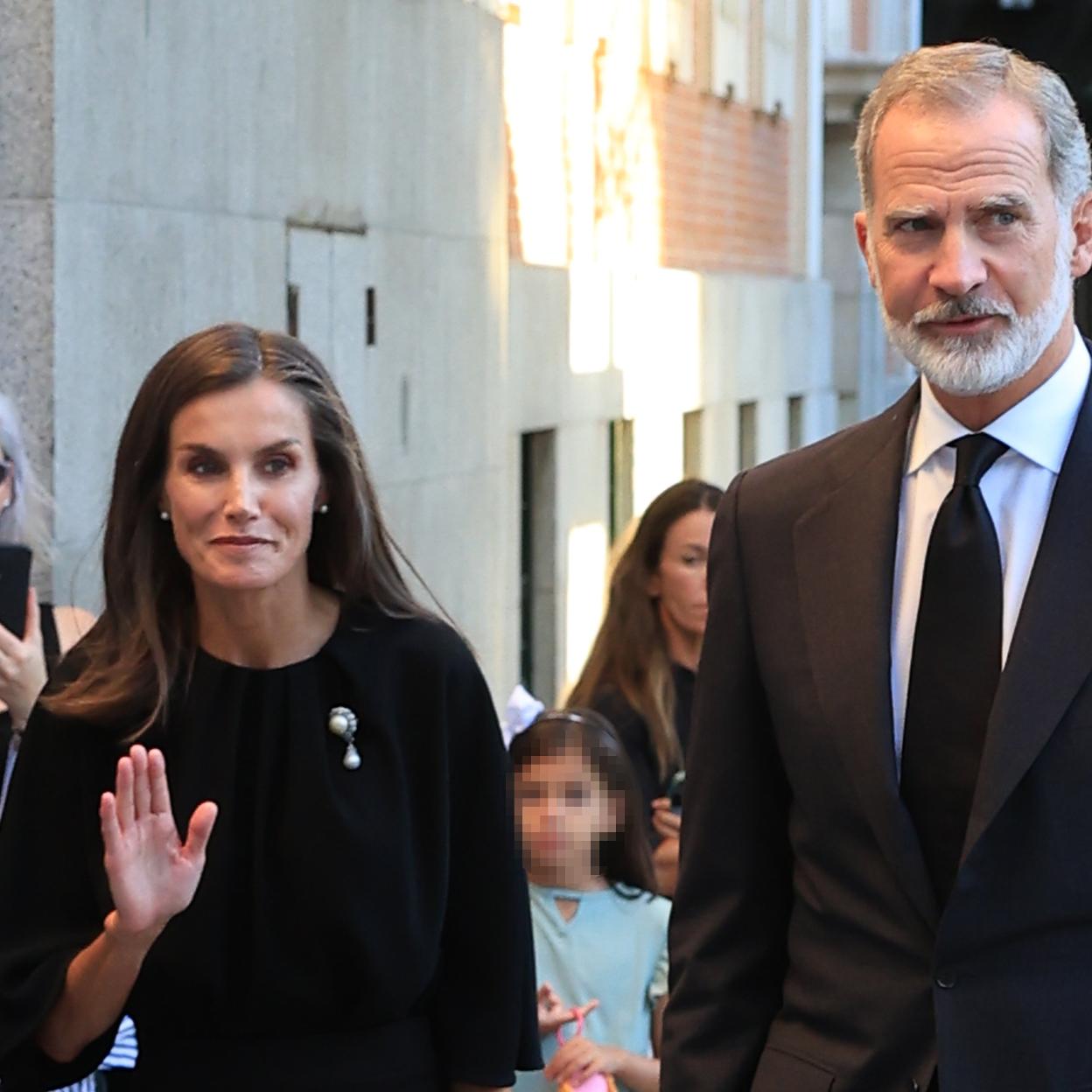 Los reyes don Felipe y doña Letizia saludan a su llegada a la misa funeral por Alejandro Fernández de Araoz, fallecido hace unas semanas./Gtres.