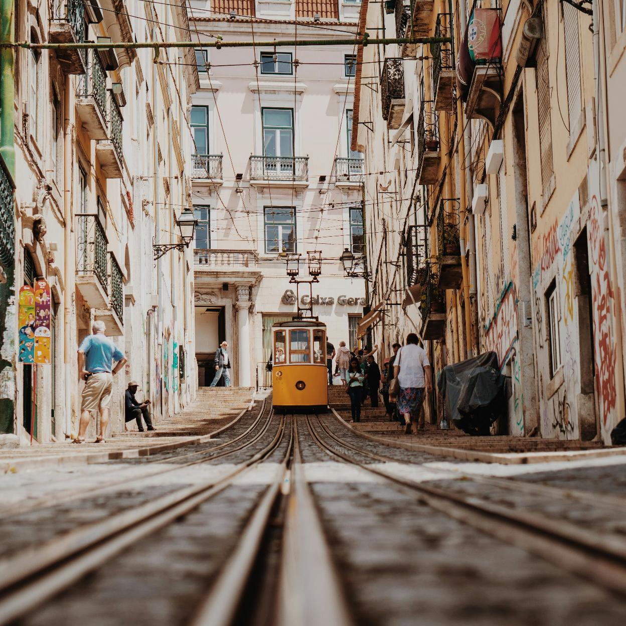 Una estampa típica de Lisboa, con uno de sus vistosos tranvías recorriendo una calle. /Julian Dik/Unsplash