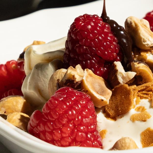 El helado recién mantecado de vainilla bourbon con salsa de chocolate de Pabblo.