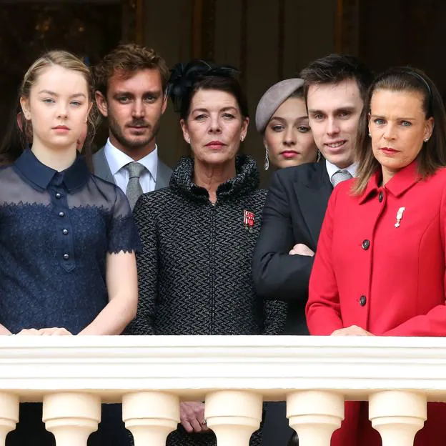 Carolina y Estefanía de Mónaco, en el balcón del palacio monegasco con sus hijos. 