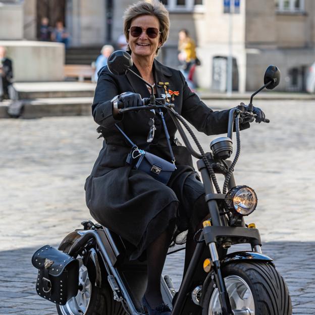 Gloria von Thurn und Taxis llega en moto al funeral de Georg Ratzinger. 