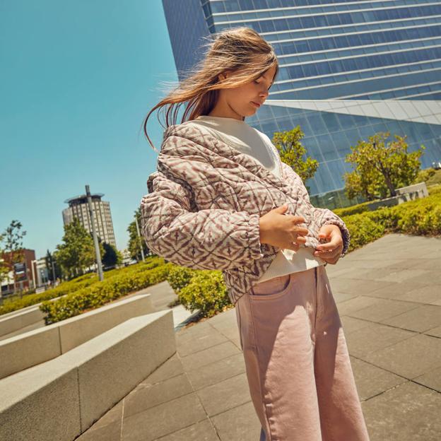 Chaqueta acolchada estampada de niña con un -30% de descuento al meterla en la cesta (27.99 euros).