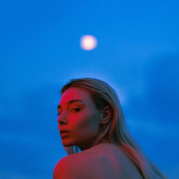 Mujer disfrutando de las vistas de una luna llena. 