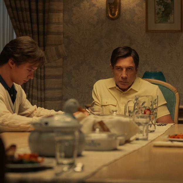 Nicholas Chavez y Javier Bardem, padre e hijo en la ficción, en una imagen de la miniserie Monstruos: la historia de Lyle y Erik Menéndez.