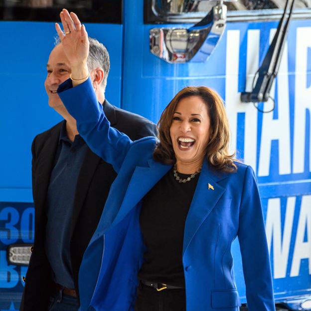 Kamala Harris junto a su marido, Doug Emhoff. 