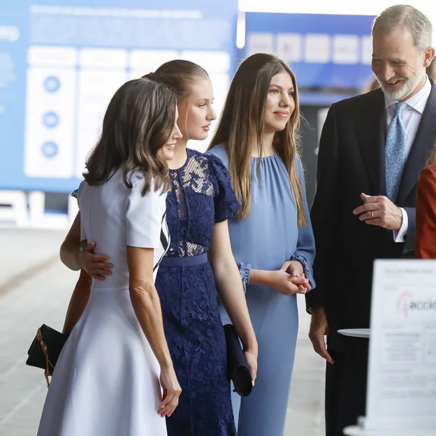 La princesa Leonor abraza por la espalda a su madre la reina doña Letizia. 