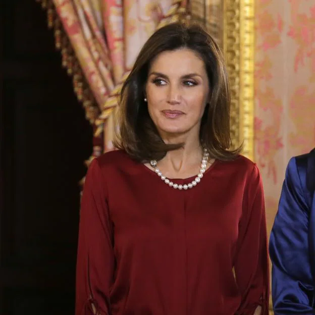 Doña Letizia luciendo el collar de perlas de María de las Mercedes en 2018. 