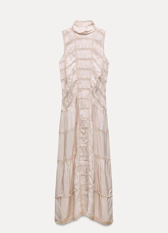 Vestido con diseño romántico de Zara (99,95 euros):