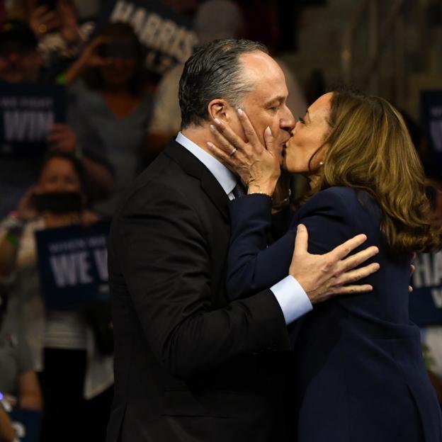 Kamala Harris y su marido, Doug, durante uno de sus mítines. 