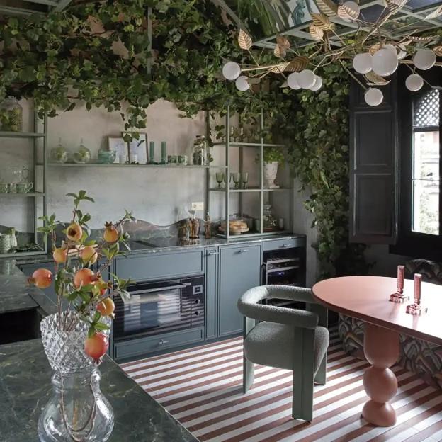 Cocina Bella Natura con el verde como protagonista, de VG Living (vista en CasaDecor 2024)