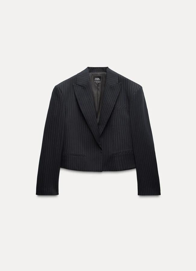 Blazer corta raya diplomática de Zara.