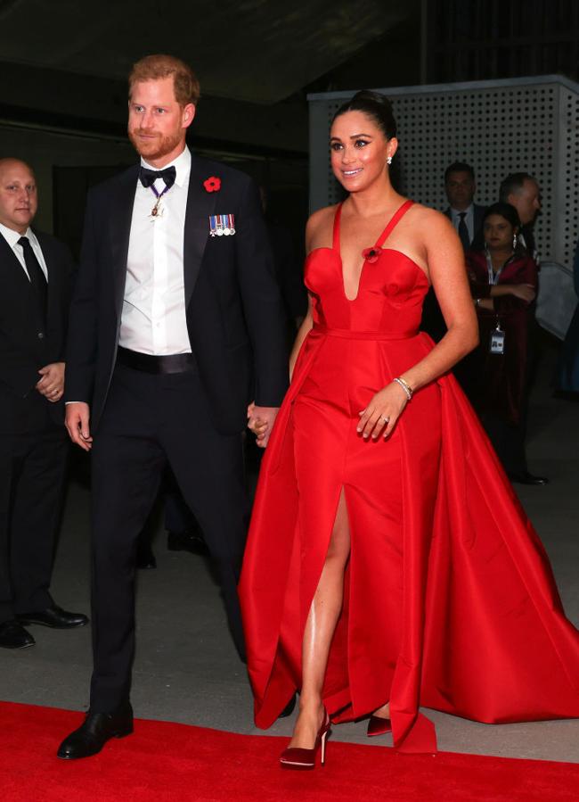 Meghan Markle con el vestido rojo de Wes Gordon para Carolina Herera NY, en 2021. FOTO: Getty.